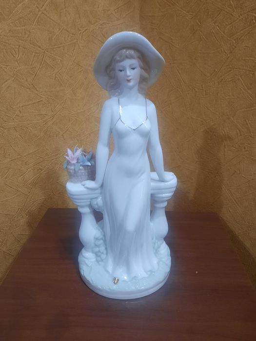 Большая, Фарфоровая статуэтка "Девушка на балконе". В отличном состоян