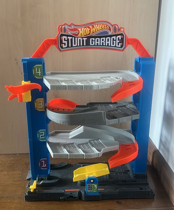 Set de joaca Hot Wheels, Garajul cu cascadorii