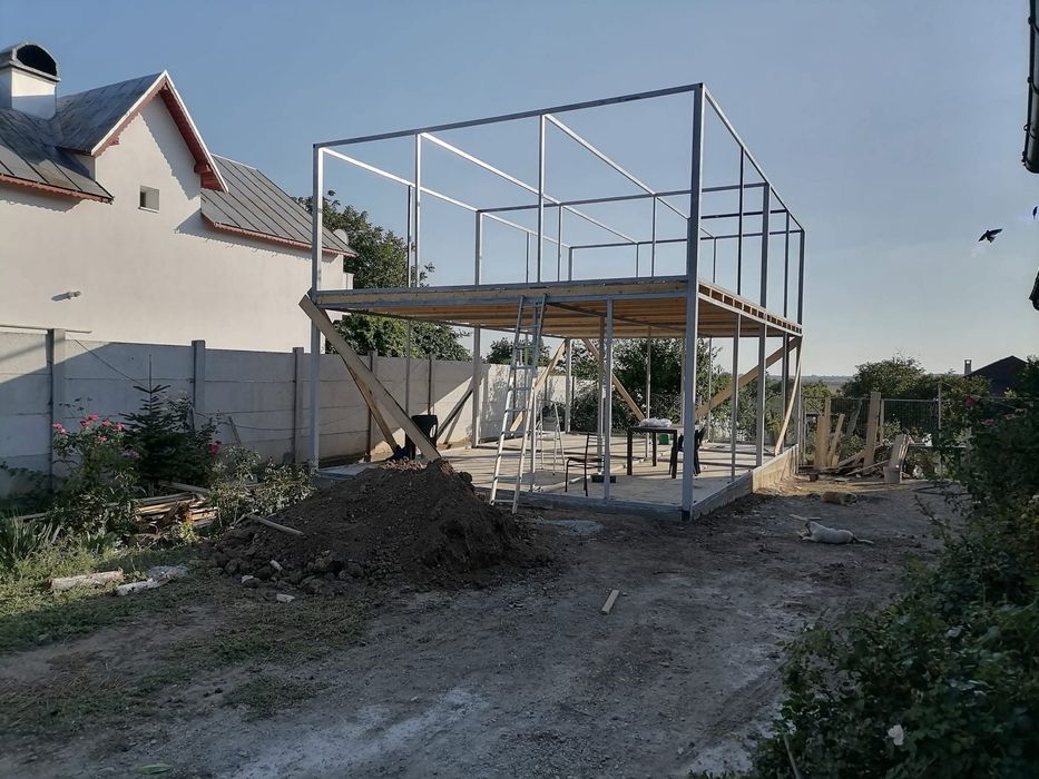 vand case pe structura metalica