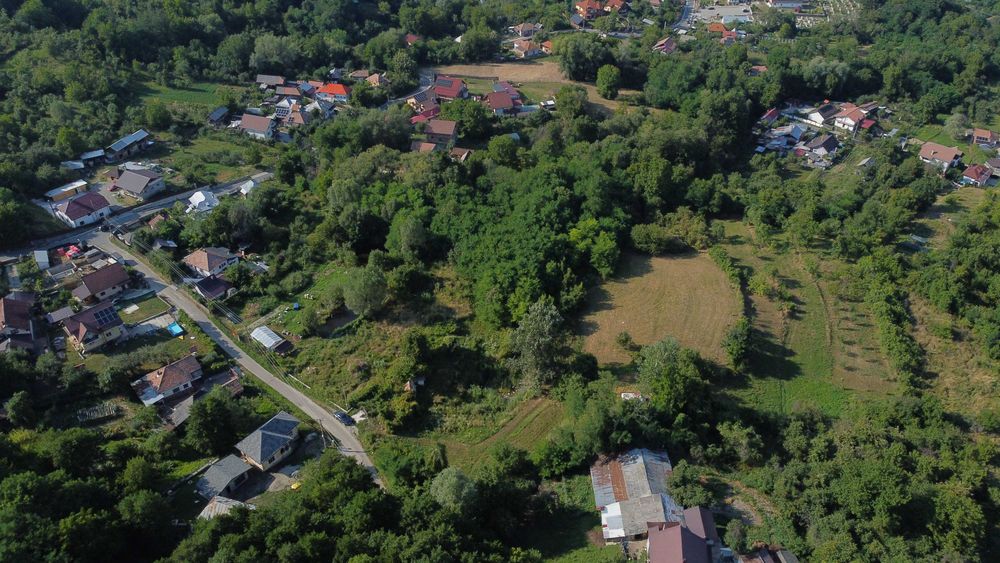 Teren intravilan 3000–9000 mp cu iaz, curent, apă – Vâlcea
