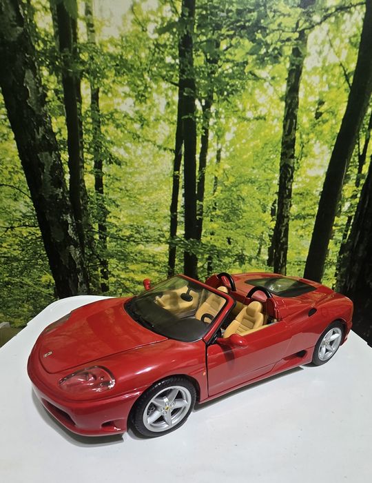 Ferrari 360 Spider 1:18 HotWheels
9/10, mici zgârieturi și una