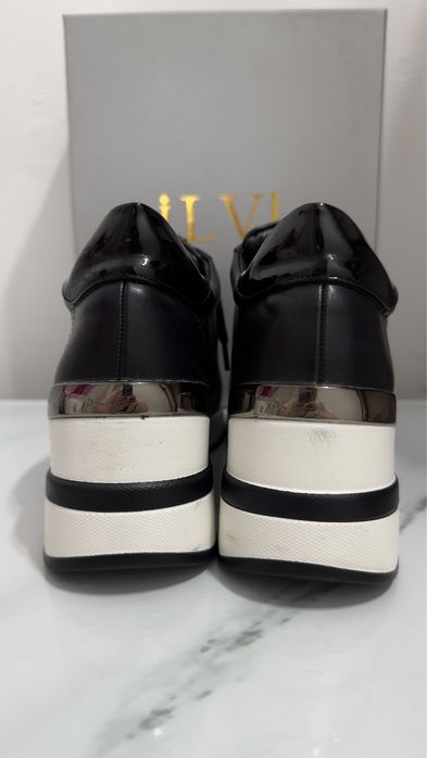 Продаю кроссовки