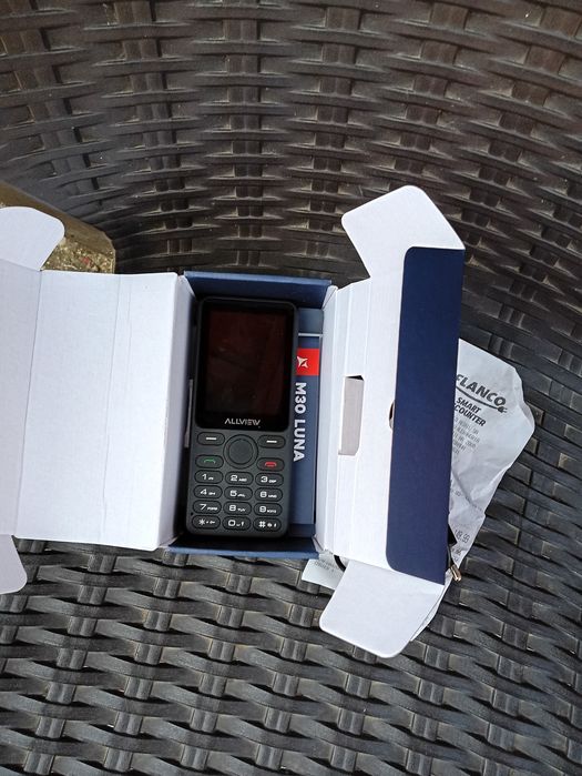 Vand telefon nou acum desfăcut pentru poze