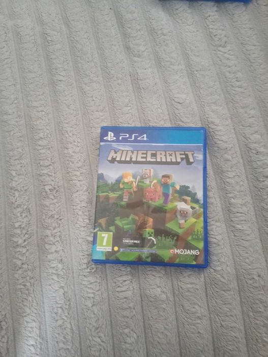 Ps4 1t като нов, със седем игра и два чойстика