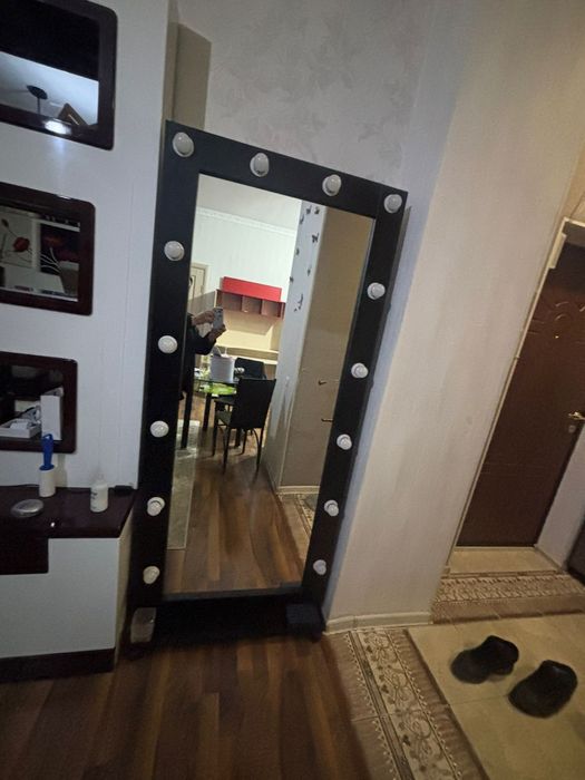 Зеркало с лампами передвижное