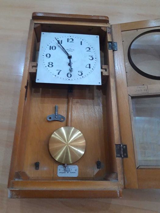 часы с маятником