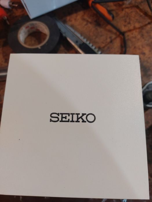 Продавам часовник сейко. Часовника е използван с леки забелшки по него
