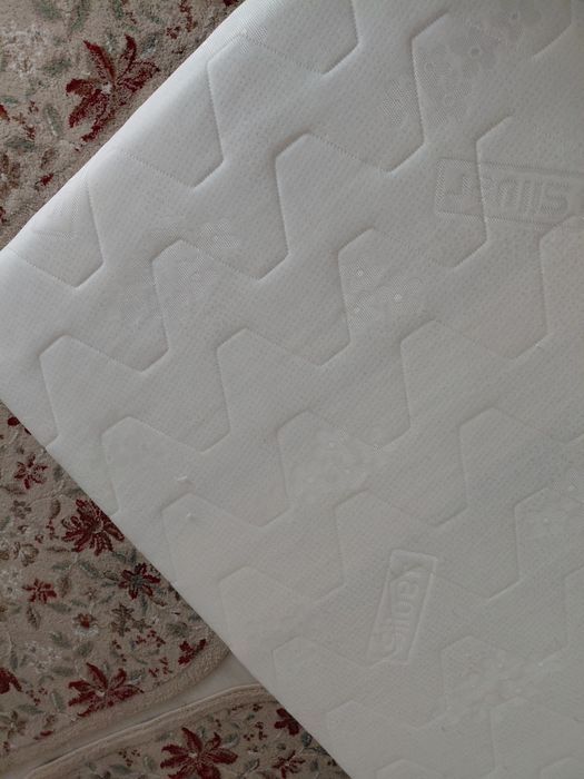 Saltea de pat cu arcuri si spuma.