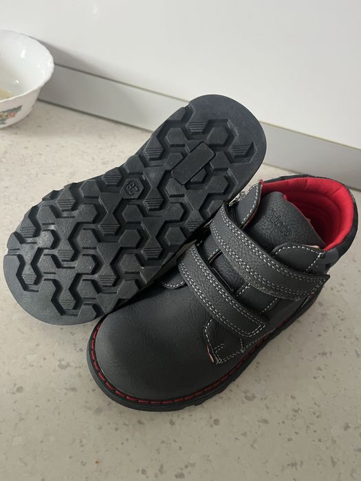 Vand ghete noi chicco nr 28  si papuci de casa nr 24-25  Noi