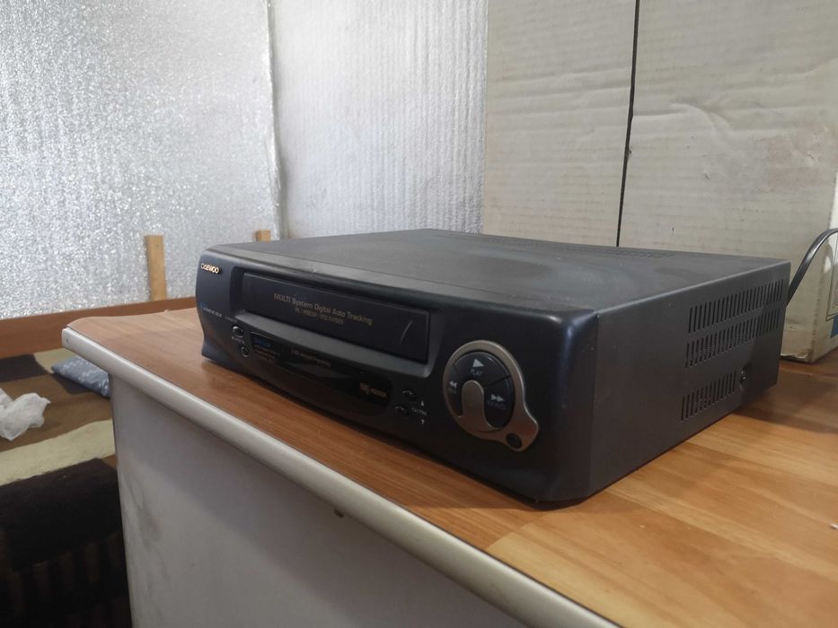 видео магнитофон DAEWOO VQ 270K и комплект  видео кассет 25 шт