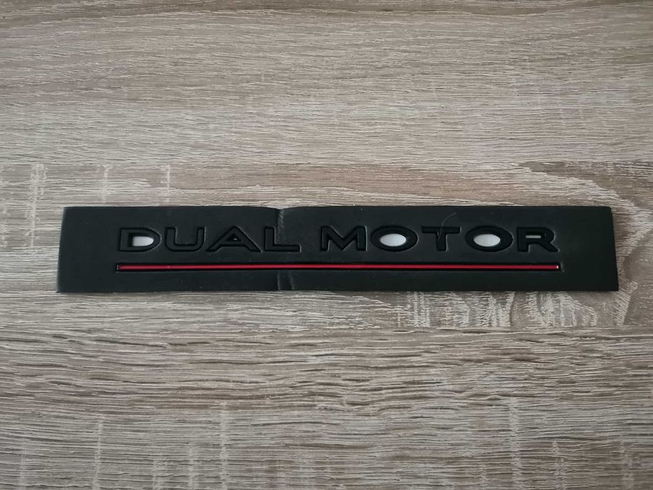 Tesla Dual Motor черен гланц с червено надпис
