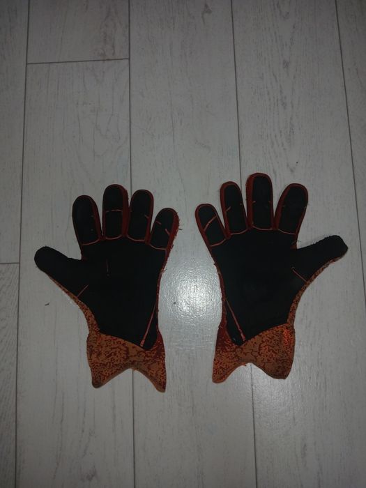 Продам перчатки Adidas Predator.