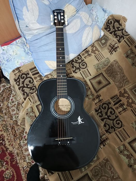 Продам акустическую гитару