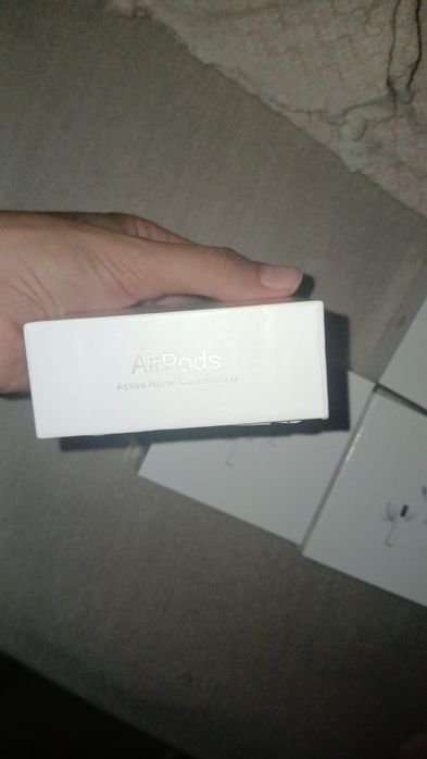 Vând căști  AirPods 4