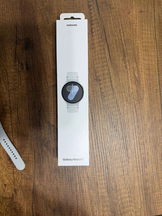 Samsung Galaxy Watch7 

Vând ceas smart Samsung Galaxy Watch7, culoare silver/white, cu design eleg