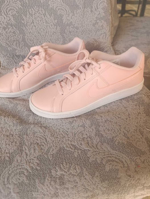 Продавам сникърси ,Nike