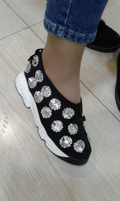 Скичерсы Dior продаются