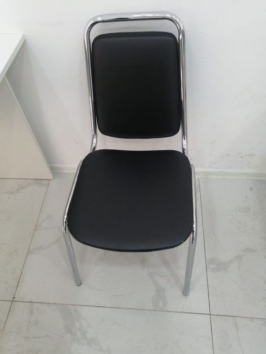 Стулья офисные, черные (кожзам)