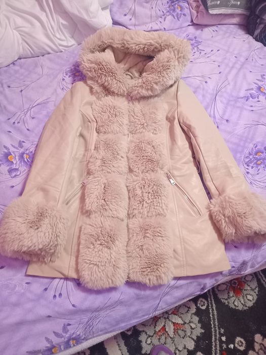 Buna ziua vand geaca de femeie