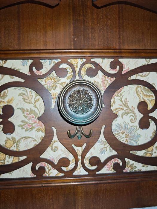 Дървена закачалка за стена