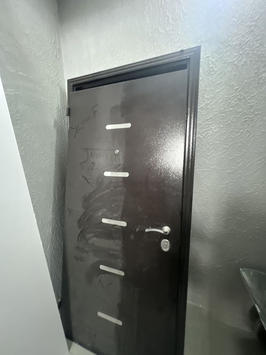 Продам отличный входной дверь в хорошем состояний!