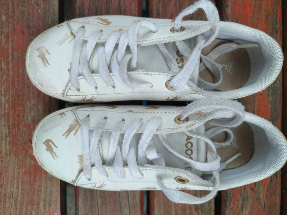 Унисекс маратонки за деца, както и чифт маратонки за фитнес.