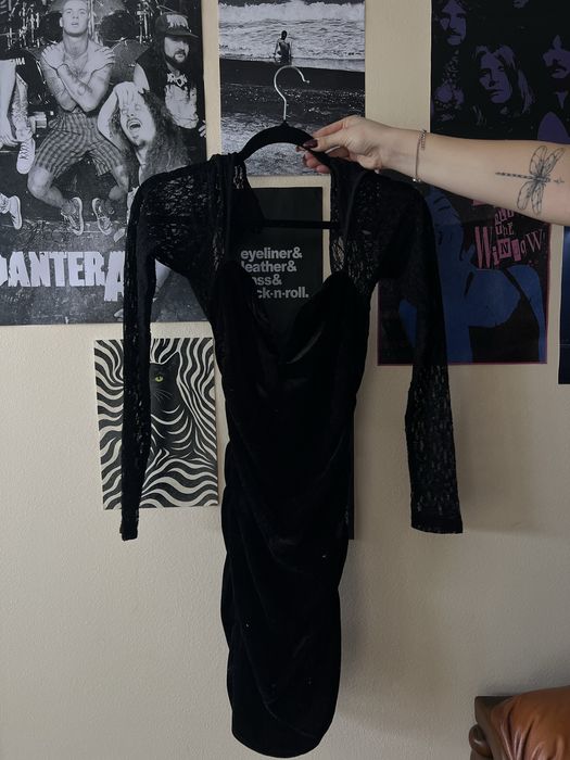 Велурена рокля по тялото с дантелен ръкав