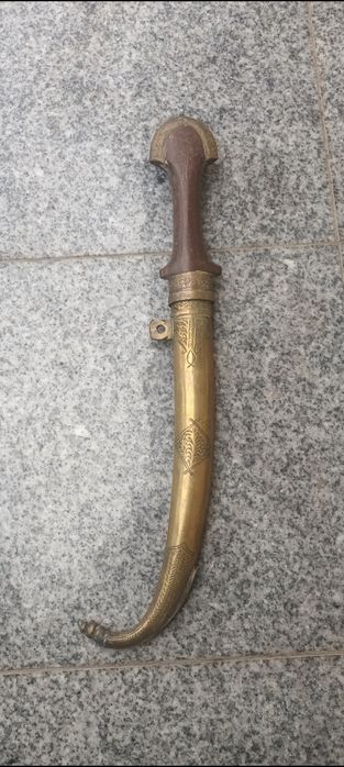 Cuțit vechi cu mâner din lemn