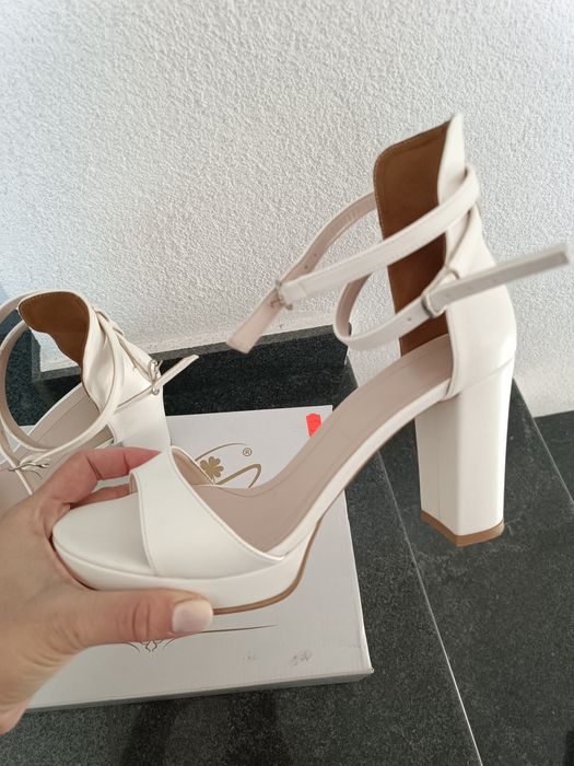 Бели сватбени обувки