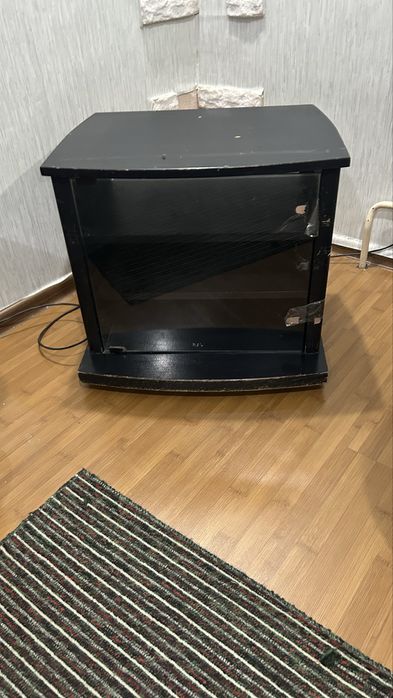 Тумба под телевизор и диван.