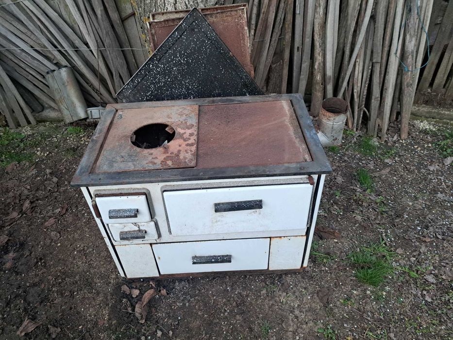 Продавам дървена печка с малка фурна към нея .