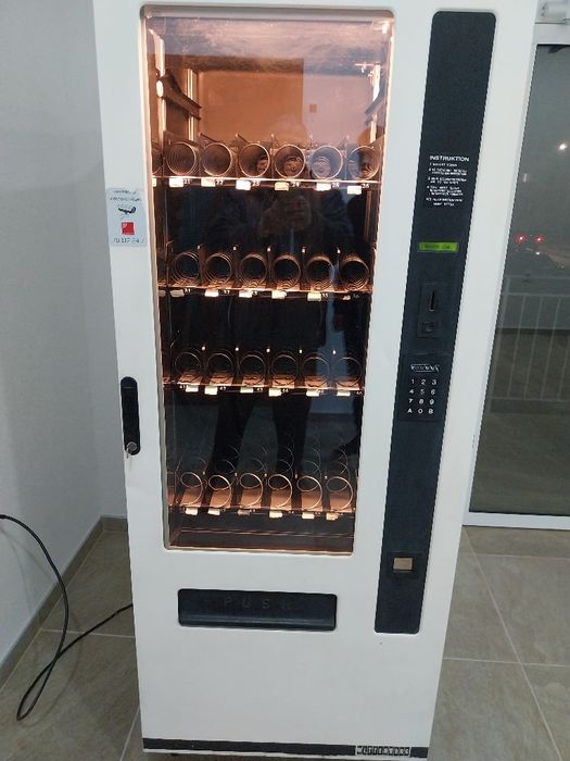 Продавам хладилна вендинг машина за снаксове и напитки