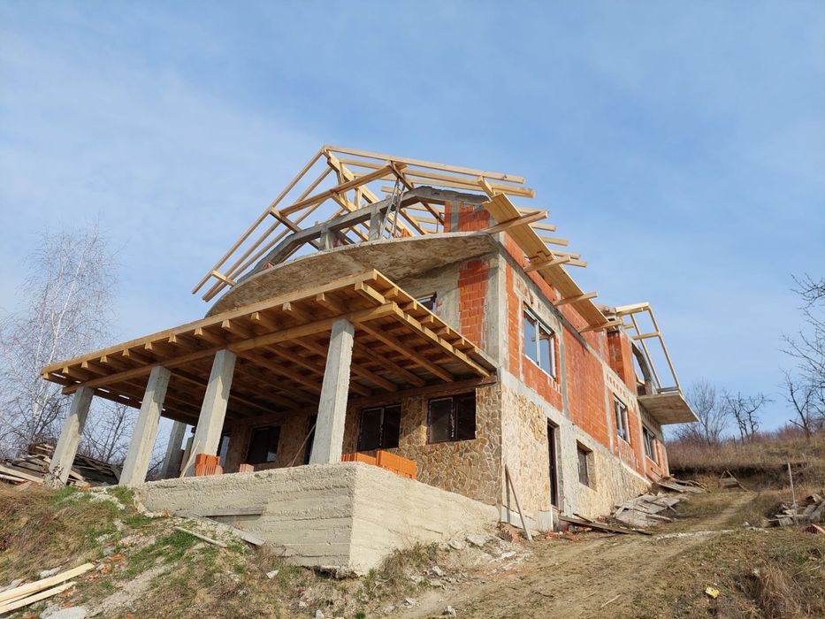 Constructii case in rosu , acoperisuri