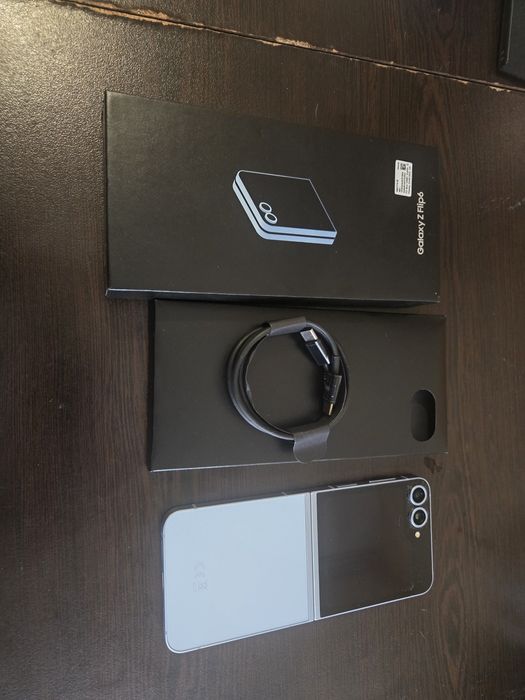 Продавам samsung galaxy flip 6