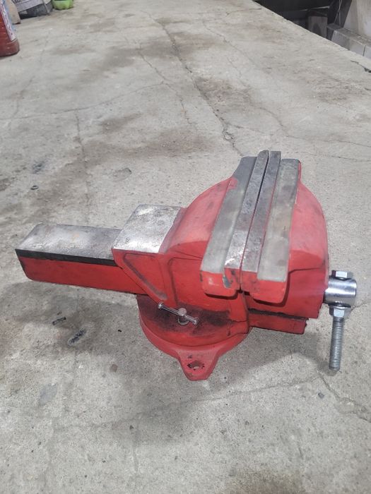 Продам тиски большой