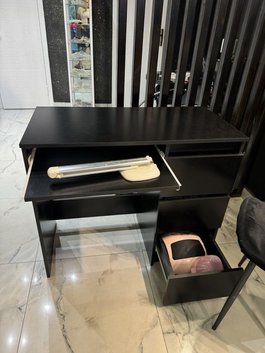 Birou negru cu sertare