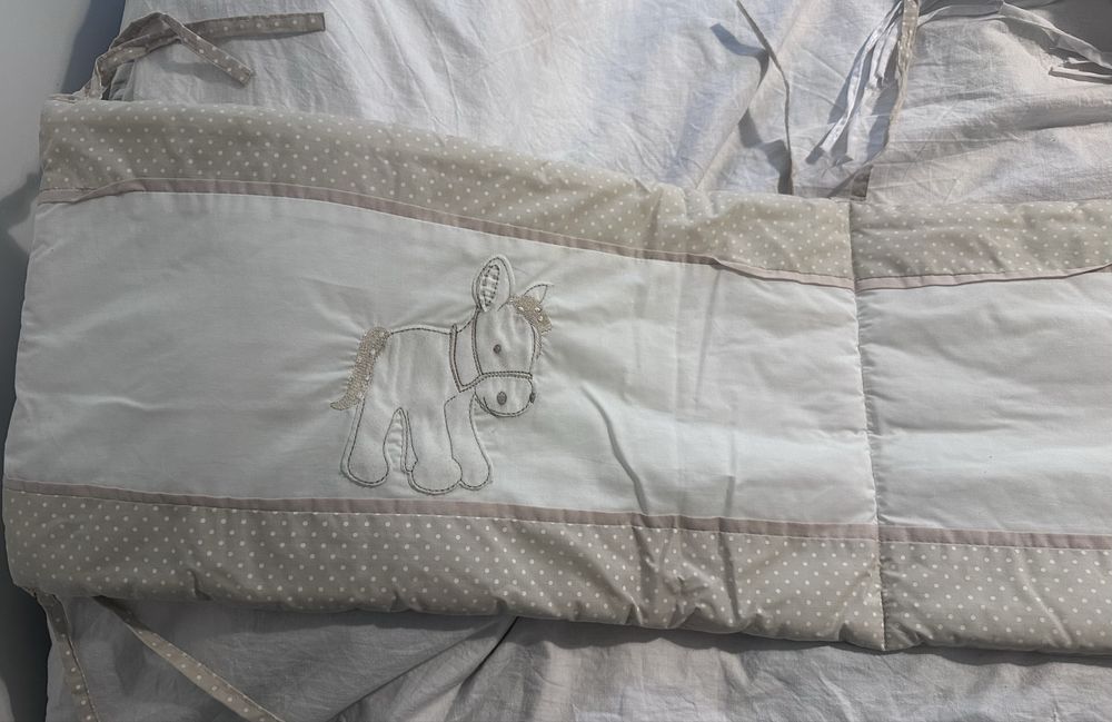 Обиколник за кошара в бяло и бежаво