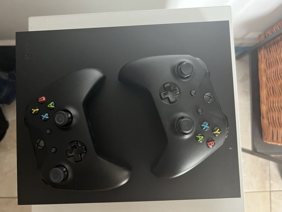 Xbox One X 1TB + 2 controlere