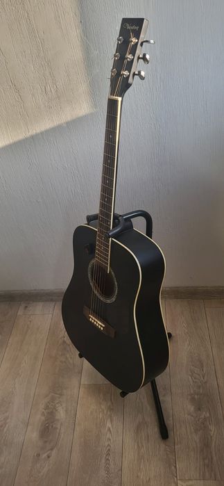 Продам акустическую гитару