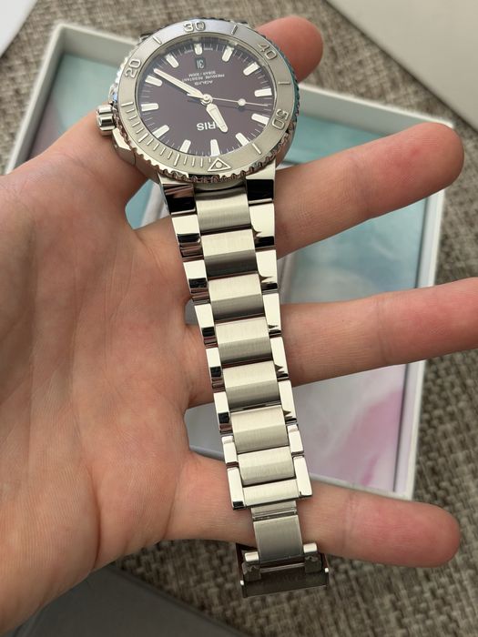 Oris Aquis Date Relief Cherry 43.5mm