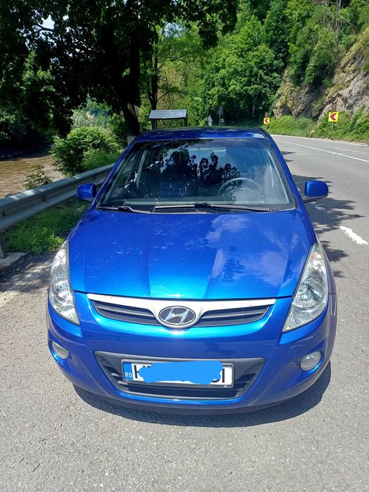 Hyundai i20  an 2009 128.000 km albastru. ITP si asigurare valabile pana anul viitor. Benzina 74CP 1396 cmc. Comenzi volan, faruri reglabile