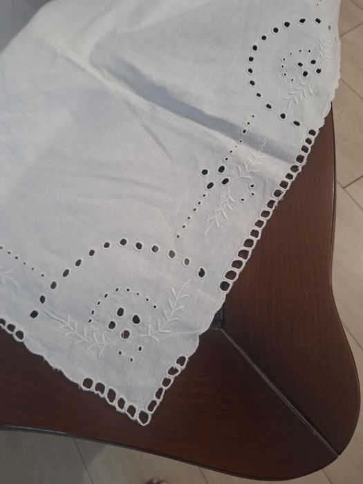 Fata  de  masa  cu  broderie  sparta