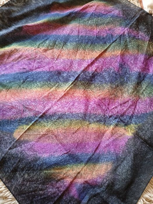 Цветни дамски шалове