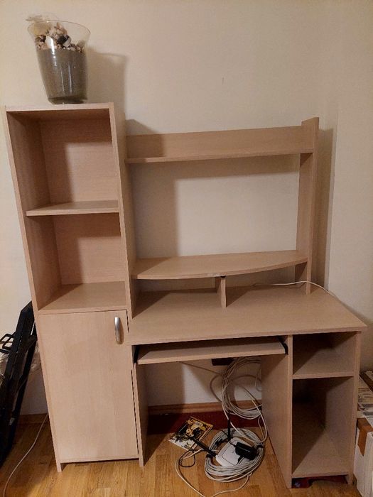 Birou cu multe spatii de depozitare