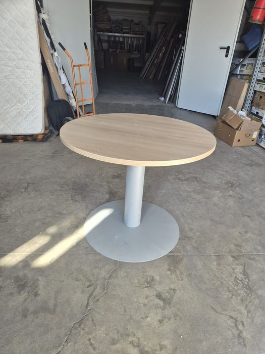 Кръгли маси с метални крака