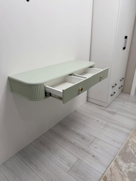 Продам туалетный столик