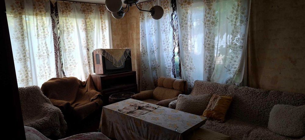 Продавам къща на 3 етажа. Къщата е 300 квадрата с двор който е около 300 квадрата. Къщата се намира в село Ковачите