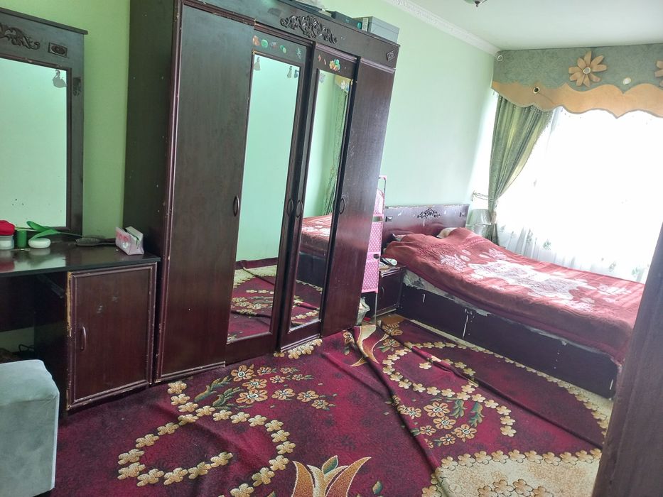 Uy sotiladi oydinda holati yaxshi maktab bogʻcha bozor yaqinida