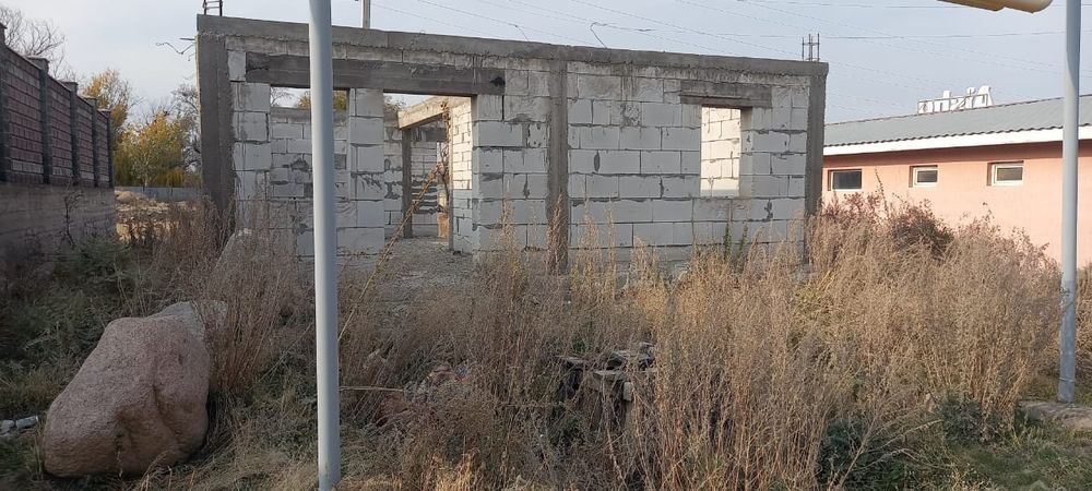 Участок с недостроенным домом