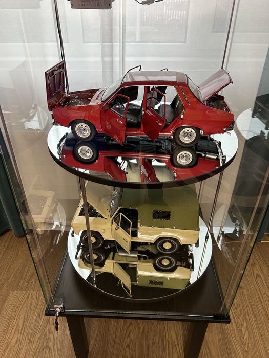 Macheta Dacia 1300, 1:8 si Macheta Aro 240 + vitrina